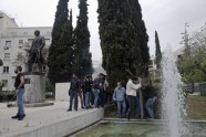 Atēnās protestētāji mēģina nogāzt Trumena statuju