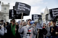 Londonā protestē pret Lielbritānijas veikto raķešu triecienu Sīrijai