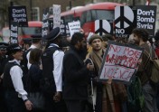 Londonā protestē pret Lielbritānijas veikto raķešu triecienu Sīrijai - 2