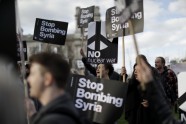 Londonā protestē pret Lielbritānijas veikto raķešu triecienu Sīrijai - 4