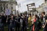 Londonā protestē pret Lielbritānijas veikto raķešu triecienu Sīrijai - 5