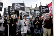 Londonā protestē pret Lielbritānijas veikto raķešu triecienu Sīrijai - 8