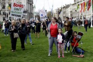 Londonā protestē pret Lielbritānijas veikto raķešu triecienu Sīrijai - 9