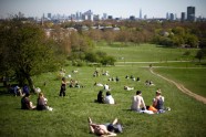 Cilvēki Londonā izbauda siltāko aprīļa dienu (19.04.18) - 4