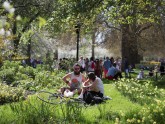 Cilvēki Londonā izbauda siltāko aprīļa dienu (19.04.18) - 8