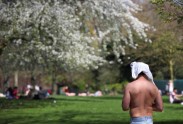 Cilvēki Londonā izbauda siltāko aprīļa dienu (19.04.18) - 9
