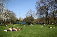 Cilvēki Londonā izbauda siltāko aprīļa dienu (19.04.18) - 10
