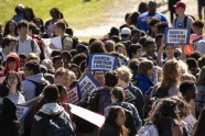 Tūkstošiem skolēnu ASV pieprasa ierobežot šaujamieroču apriti - 3