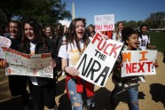 Tūkstošiem skolēnu ASV pieprasa ierobežot šaujamieroču apriti - 9