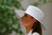 Melānijas Trampas baltā cepure - 4