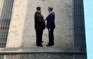 Korejas valstu līderi vēsturiski sarokojas uz robežas - 4