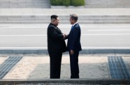 Korejas valstu līderi vēsturiski sarokojas uz robežas - 5