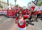 Skolotāji Arizonā protestē pret nepietiekamu klašu aprīkojumu - 11