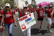 Skolotāji Arizonā protestē pret nepietiekamu klašu aprīkojumu - 15
