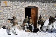 Francūži dziļos Alpu sniegos izspēlē kaujas - 13