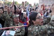 Armēnijā 20 000 demonstrantu Erevānā aicina parlamentu atbalstīt Pašinjanu premjera amatam - 2