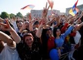 Armēnijā 20 000 demonstrantu Erevānā aicina parlamentu atbalstīt Pašinjanu premjera amatam - 7