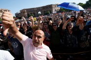 Armēnijā 20 000 demonstrantu Erevānā aicina parlamentu atbalstīt Pašinjanu premjera amatam - 10