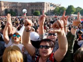 Armēnijā 20 000 demonstrantu Erevānā aicina parlamentu atbalstīt Pašinjanu premjera amatam - 11
