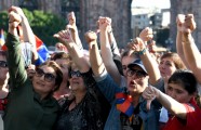 Armēnijā 20 000 demonstrantu Erevānā aicina parlamentu atbalstīt Pašinjanu premjera amatam - 14