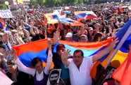 Armēnijā 20 000 demonstrantu Erevānā aicina parlamentu atbalstīt Pašinjanu premjera amatam - 16