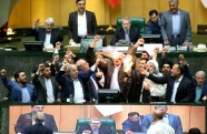 Irānas parlamentā sadedzina ASV karogu