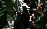 Irānas parlamentā sadedzina ASV karogu - 3