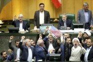 Irānas parlamentā sadedzina ASV karogu - 6