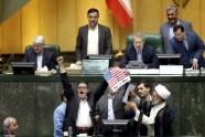 Irānas parlamentā sadedzina ASV karogu - 7