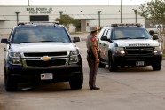 Sēro par bojāgājušajiem Teksasas vidusskolas apšaudē - 8