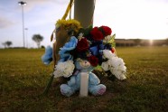 Sēro par bojāgājušajiem Teksasas vidusskolas apšaudē - 9