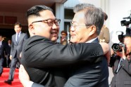 Dienvidkorejas prezidents ar Ziemeļkorejas līderi tiekas uz Koreju robežas - 1