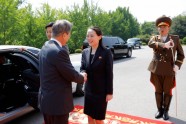 Dienvidkorejas prezidents ar Ziemeļkorejas līderi tiekas uz Koreju robežas - 2