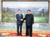 Dienvidkorejas prezidents ar Ziemeļkorejas līderi tiekas uz Koreju robežas - 4