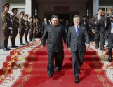 Dienvidkorejas prezidents ar Ziemeļkorejas līderi tiekas uz Koreju robežas - 7
