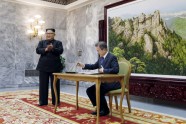 Dienvidkorejas prezidents ar Ziemeļkorejas līderi tiekas uz Koreju robežas - 9