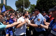 Albānijas opozīcijas atbalstītāji pieprasa premjera atkāpšanos - 1