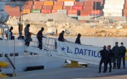 Spānijas Valensijas ostā ierodas palīdzības kuģi ar migrantiem - 9