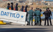 Spānijas Valensijas ostā ierodas palīdzības kuģi ar migrantiem - 10
