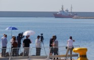 Spānijas Valensijas ostā ierodas palīdzības kuģi ar migrantiem - 11