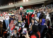 Sievietes no Irānas fano par futbolu Teherānā - 2