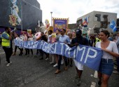 Tūkstošiem cilvēku Edinburgā protestē pret Trampa vizīti - 2