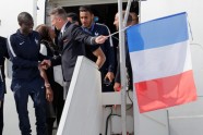 Francijas futbolistus sagaida majās - 2