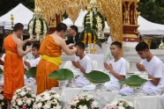 Taizemes alās izglābtos puišus iesvēta budistu ceremonijā - 13