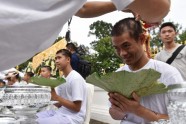 Taizemes alās izglābtos puišus iesvēta budistu ceremonijā - 14