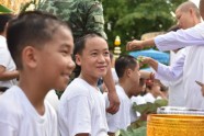 Taizemes alās izglābtos puišus iesvēta budistu ceremonijā - 15