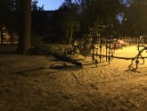 Bērnu laukumiņam Rīgā uzkrīt koka zars - 3