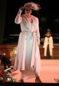 Jūgendstila tērpu modes parāde pārsteidz ar krāšņiem tērpiem un aksesuāriem - 109