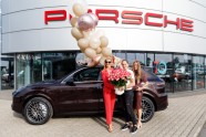 Jeļena Ostapenko saņem jaunu "Porsche" - 1