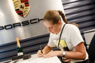 Jeļena Ostapenko saņem jaunu "Porsche" - 2